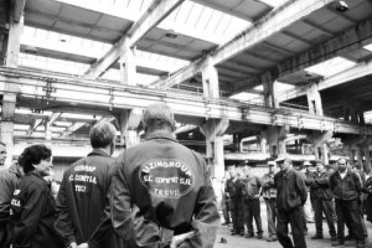 Angajatii de la Commet continua greva