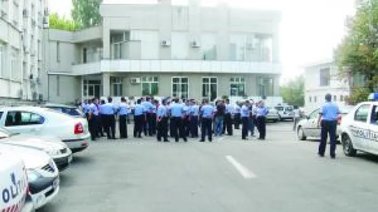 Inca un politist trimis in judecata