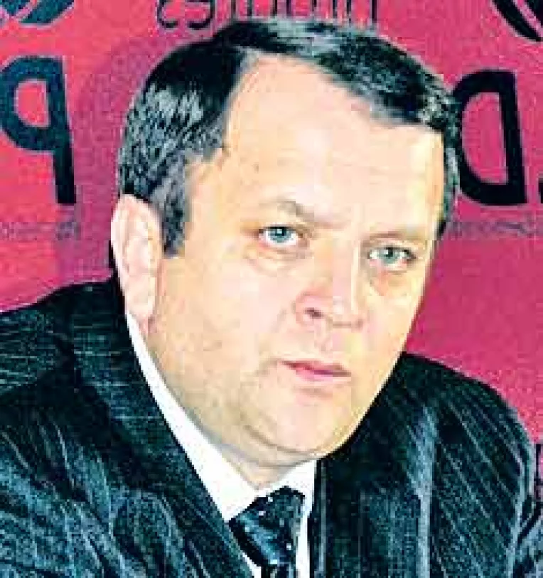 Motiunea democrata anti-Tariceanu atarna de o singura semnatura