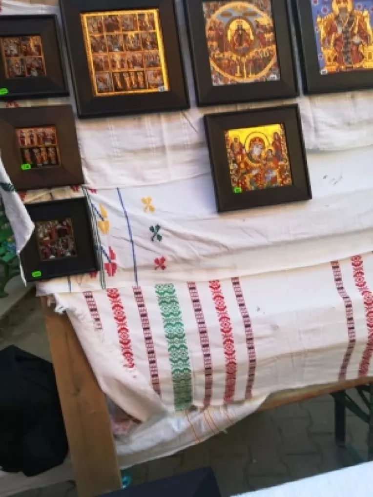 Natalia Tanase, nascuta in Basarabia, picteaza icoane pictate pe sticla