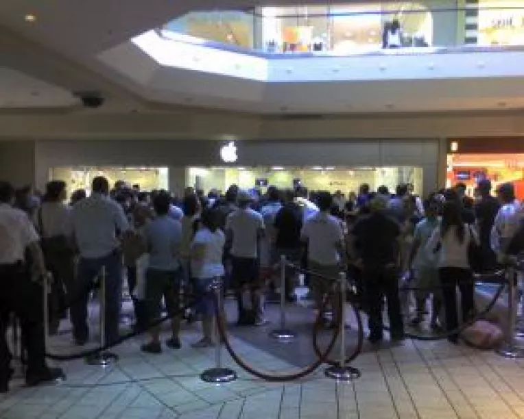 Noul iPhone 3G a provocat isterie printre cumparatori