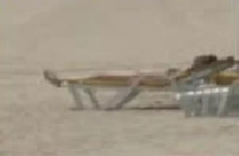 Paparazzii au suprins o femeie misterioasa pe plaja lui Basescu de la Neptun