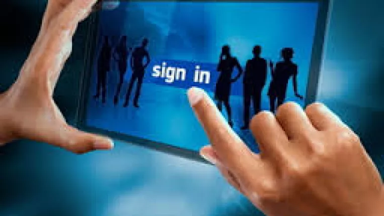 Reteaua de socializare Facebook implineste azi 10 ani