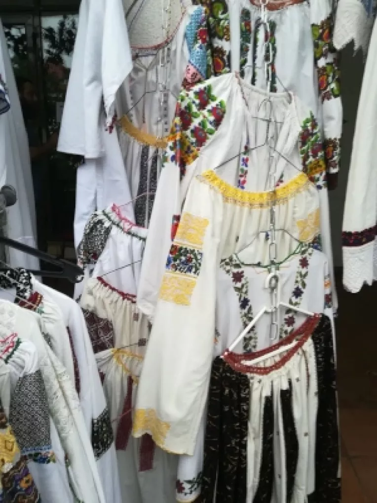Stela Lucaciu, mester popular: Am adus la Targul lui Ciresar ii vechi din Bucovina, veste traditionale si opinci din piele!