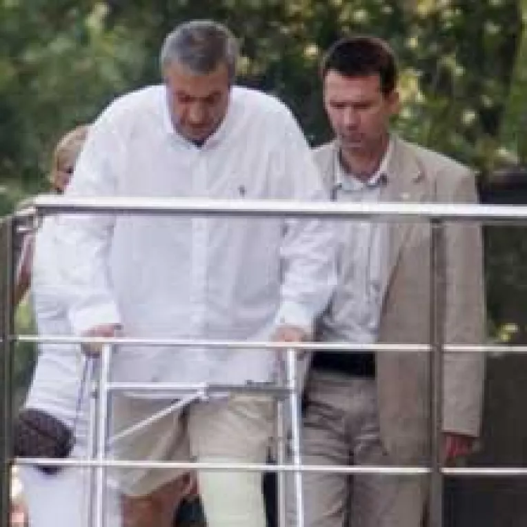 Tariceanu a condus sedinta de guvern cu piciorul in ghips